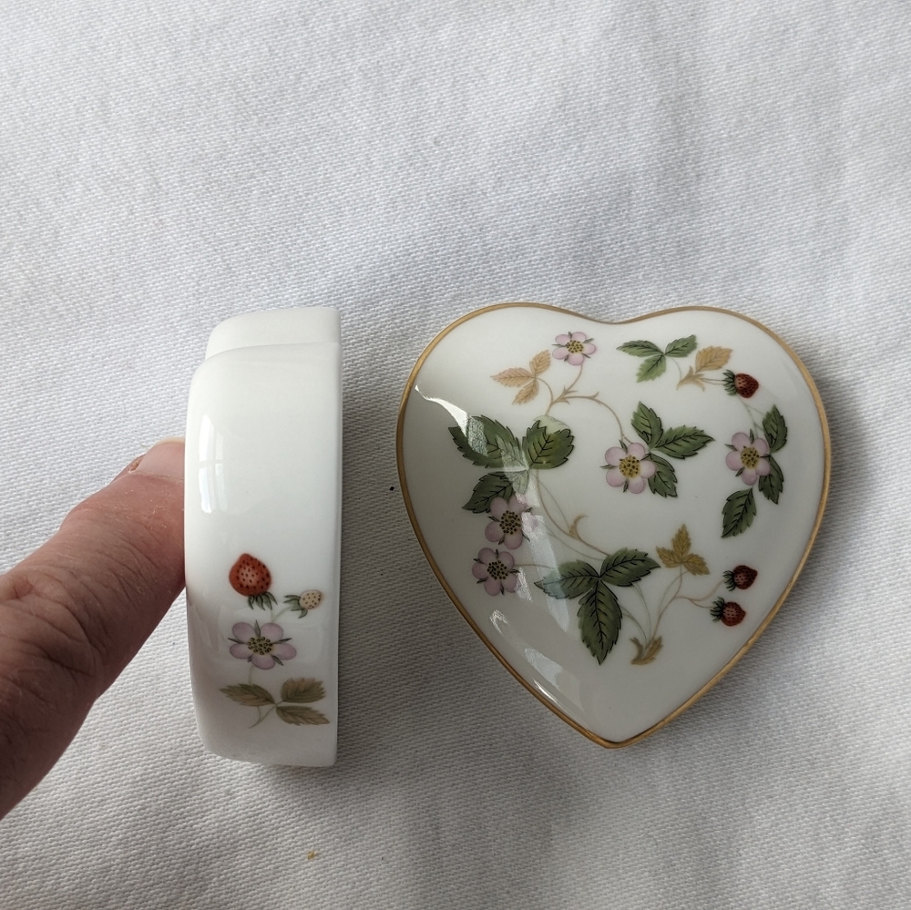 Wedgwood Wild Strawberry Bone China Small Heart Box & Lid Gold Rim Discontinued - Picture 11 of 11